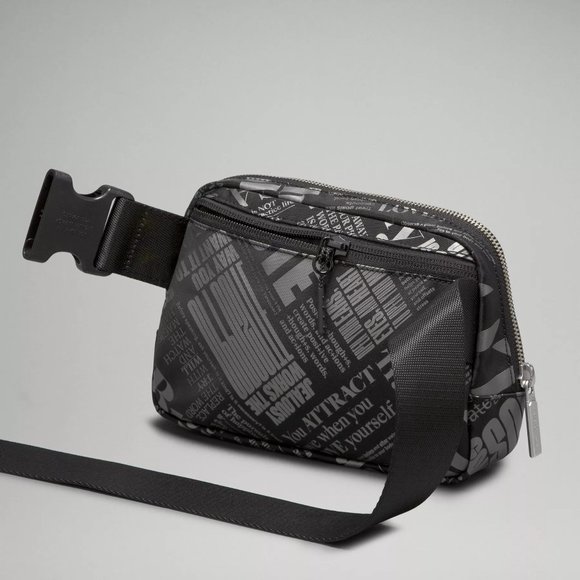 Lululemon Everywhere Belt Bag 1L Manifesto Print in Black/Silver, BNWT - Picture 4 of 7